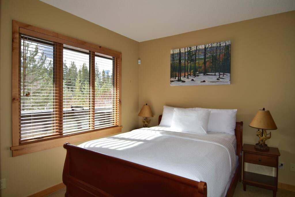 Luxurious Rundle Cliffs Lodge In Spring Creek Canmore Esterno foto